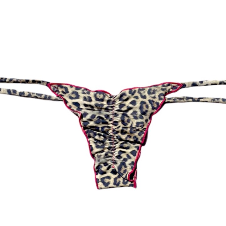 Conjunto de bikini brasileño top triángulo + bottom amarras Push Up animal print borde fucsia Kai mía - Imagen 6
