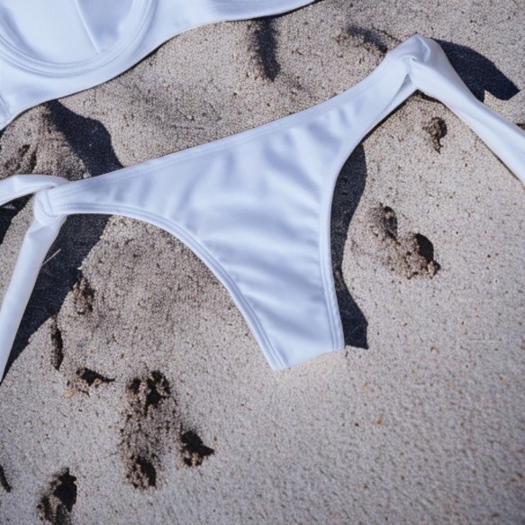 Bottom de bikini brasileño amarras colales Blanco Satinado Mae - Imagen 2