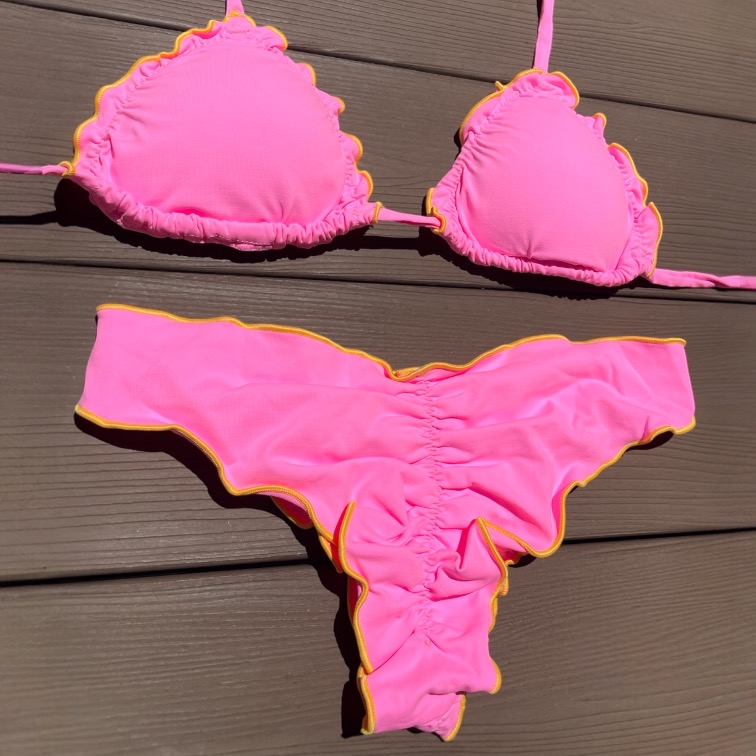 Conjunto de bikini Brasileño top triángulo + bottom culote push up Rosado Borde Amarillo Kai Maia