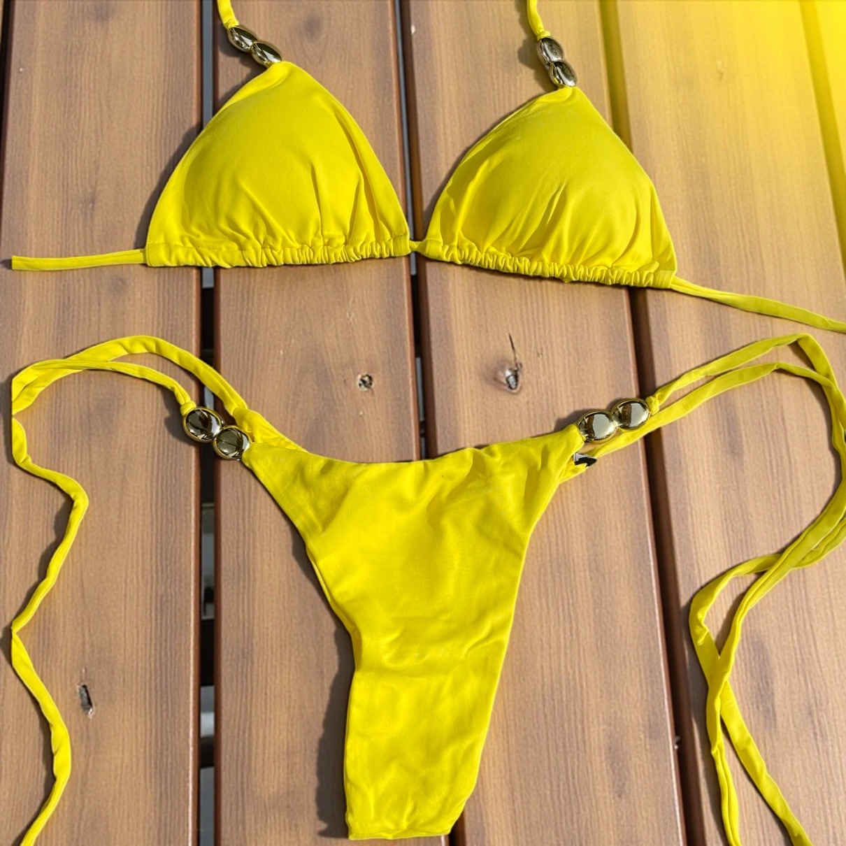 Conjunto de bikini Brasileño top triángulo con aplicación plateada en tirantes + Bottom amarras con aplicación plateada en tirantes colales amarillo - Imagen 2