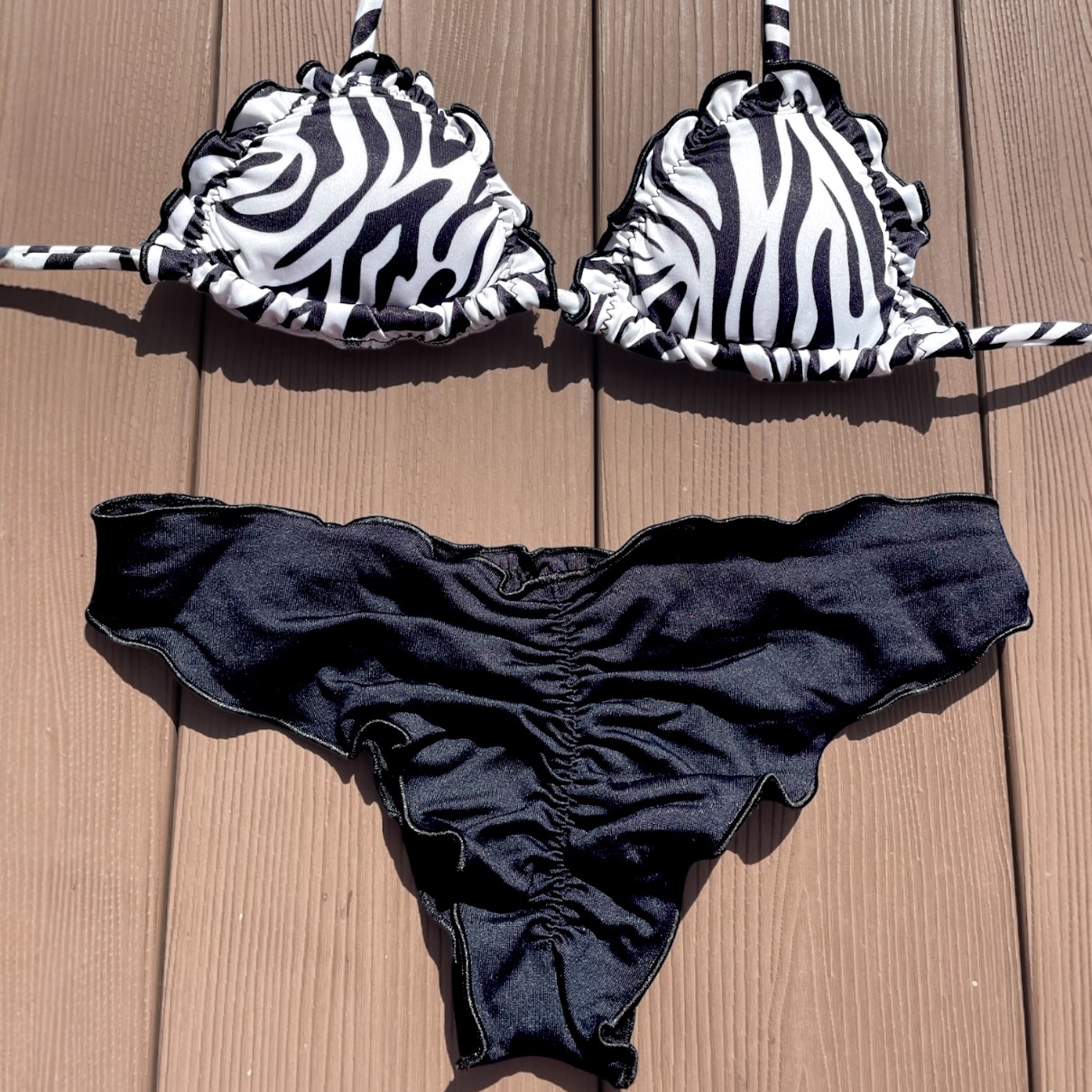 Conjunto de bikini Brasileño top triángulo cebra + bottom culote push up negro Kai Maia - Imagen 2