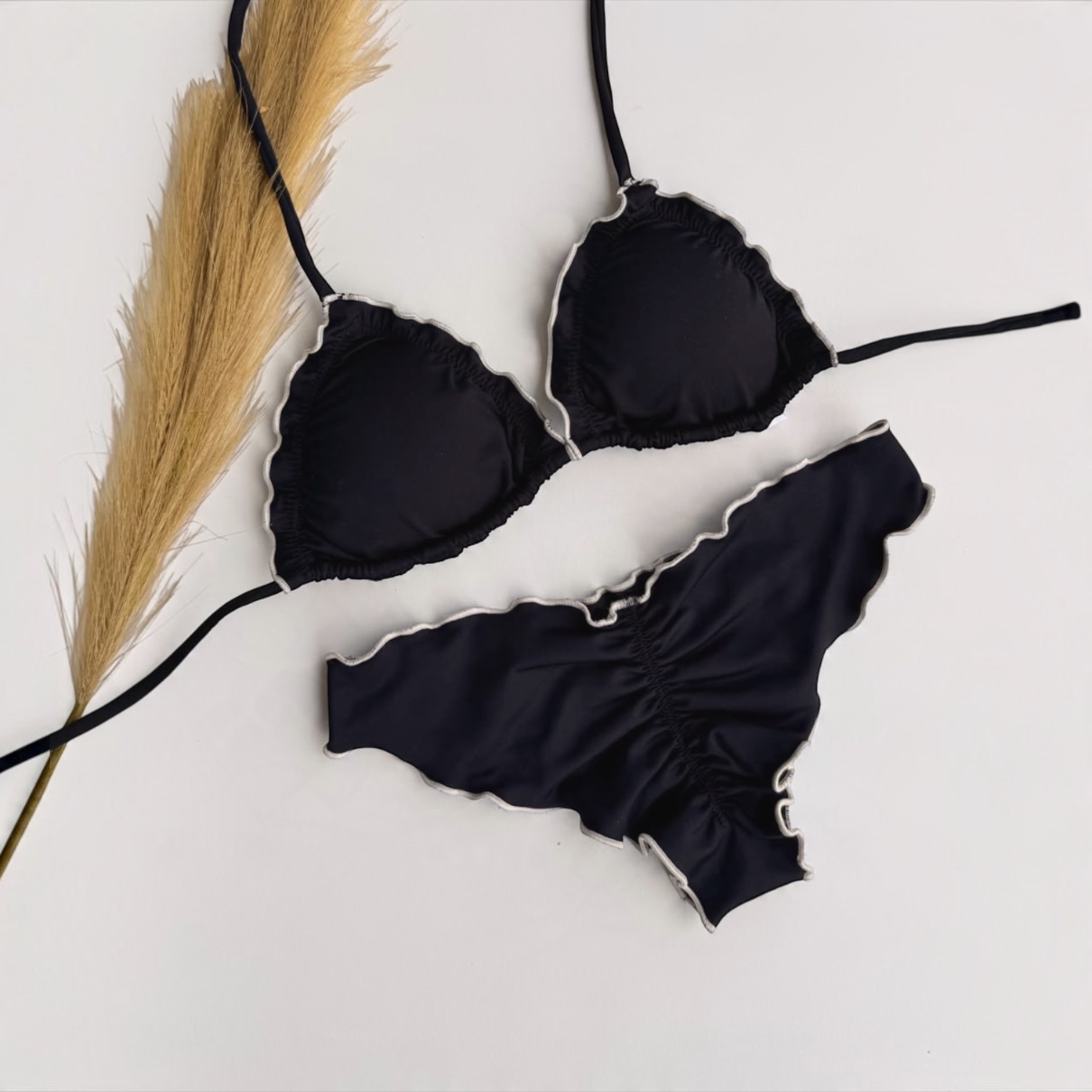 Conjunto de bikini Brasileño top triángulo + bottom culote push up negro borde blanco Kai maia