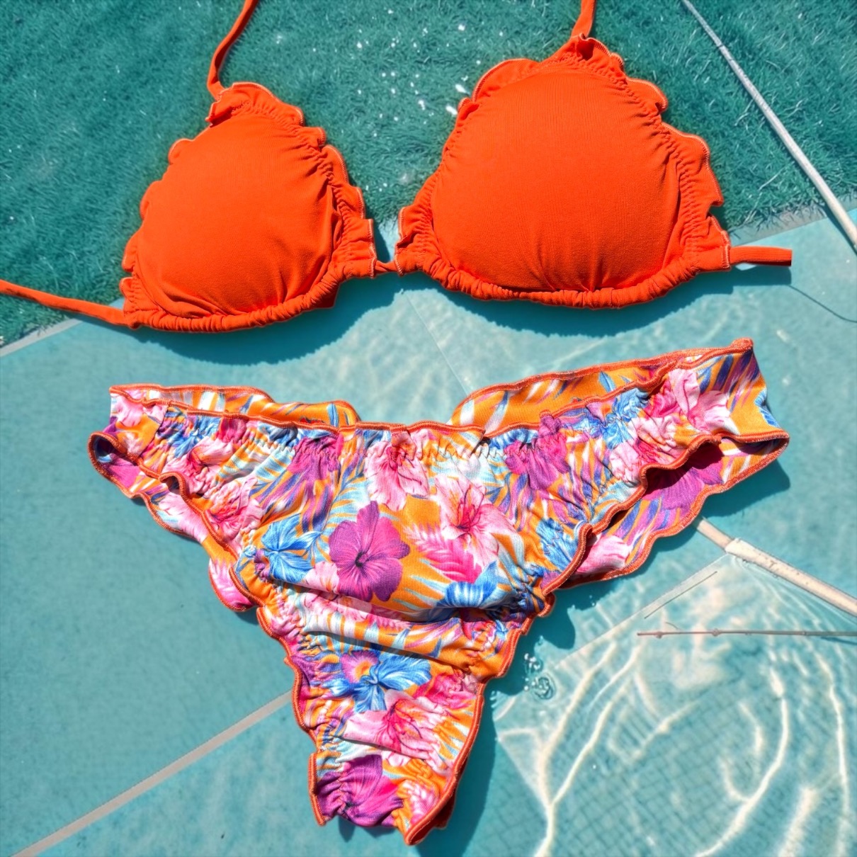 Conjunto de bikini Brasileño top triángulo + bottom culote push up Naranjo y flored Kai maia